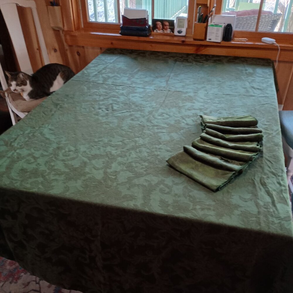Large hemlock green oval tablecloth with 7 napkins